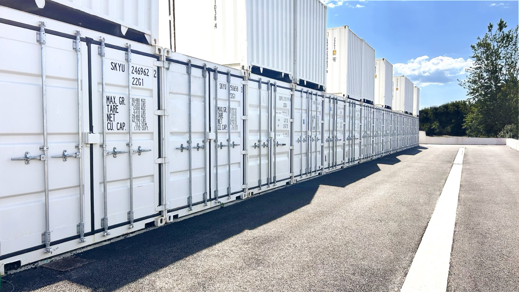Allée de containers de stockage sécurisés à Flourens, accès en véhicule de plain-pied